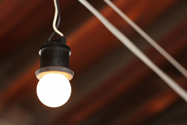 LED電球とソケットと100均の材料で自作照明を作ろう