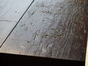 気になる木製テーブルの凹みに！自分でできる修理方法